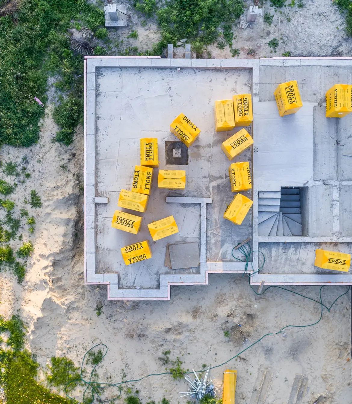 Aerial view of a house foundation with pallets of YTONG blocks